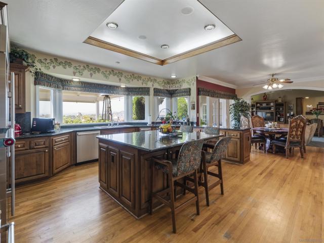 17502 Corte Lomas Verdes, Poway CA: https://media.crmls.org/mediaz/b962228c-354a-4958-b111-37dbbccd8104.jpg