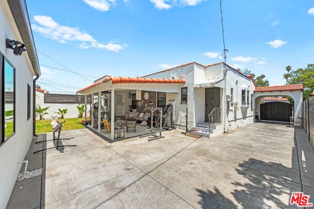 3871 Roxton Avenue, Los Angeles CA: https://media.crmls.org/mediaz/b962af49-0fa7-44c0-b434-a6557042eabf.jpg