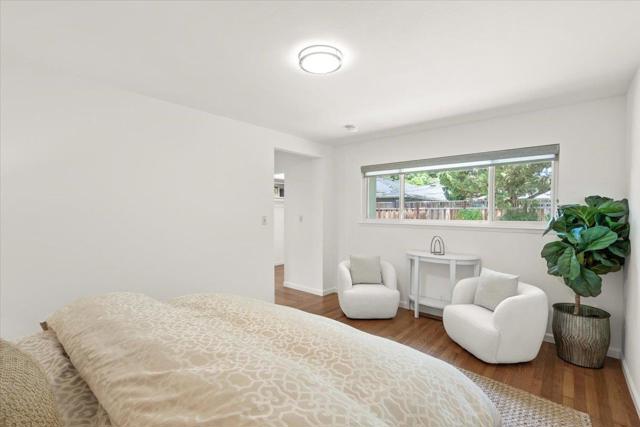 886 Garland Drive, Palo Alto CA: https://media.crmls.org/mediaz/b962cc22-d99d-4a9d-afbe-cb48d1170ead.jpg