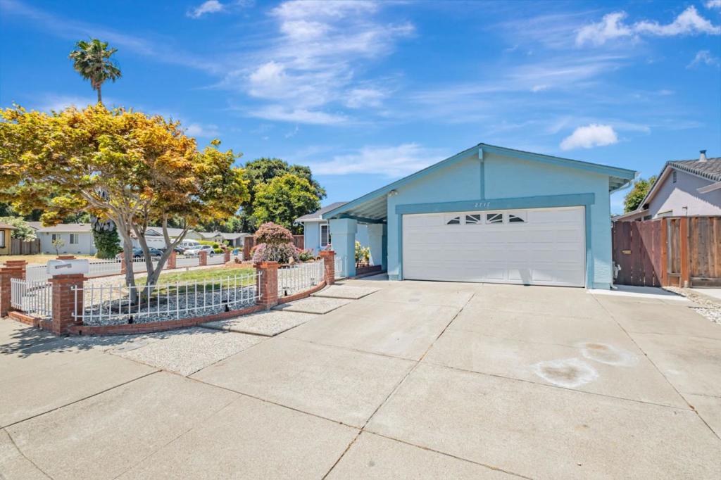 2717 E Meadowlark Drive