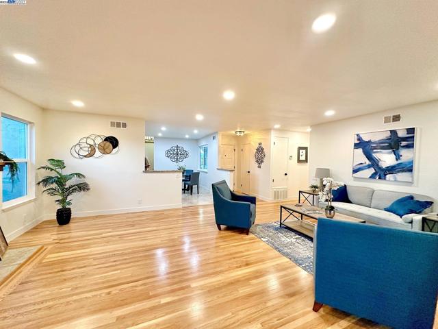 651 Brookfield Dr, Livermore CA: https://media.crmls.org/mediaz/b962ee18-2432-47d8-b99a-9f0196388fe1.jpg