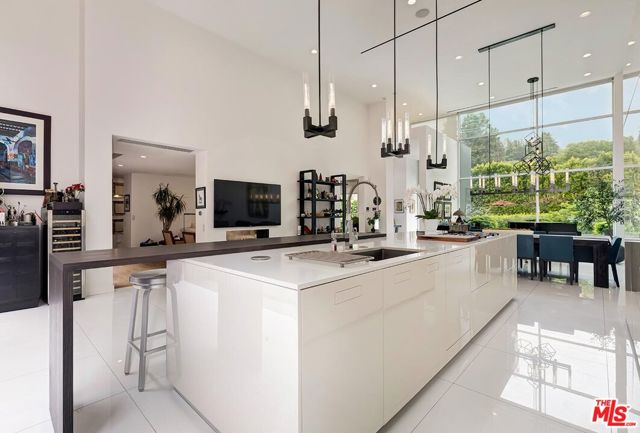 9792 Oak Pass Road, Beverly Hills CA: https://media.crmls.org/mediaz/b96342da-e123-40dc-ab1f-329691aa7211.jpg