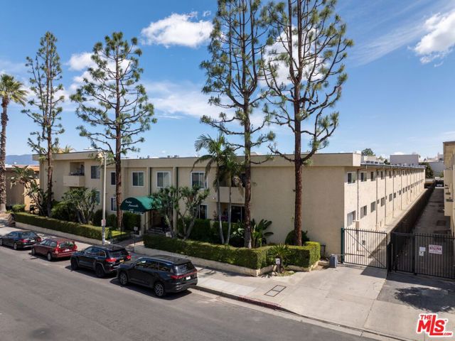 5328 Newcastle Avenue, Encino CA: https://media.crmls.org/mediaz/b9634582-88d5-4d6c-ad9d-aeae4b7562ce.jpg