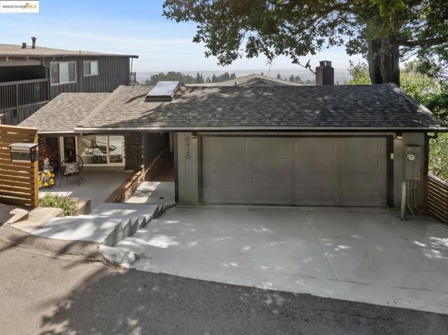 5920 Ascot Dr, Oakland CA: https://media.crmls.org/mediaz/b9638a66-8eec-4fa0-b416-26ffc02d3f60.jpg