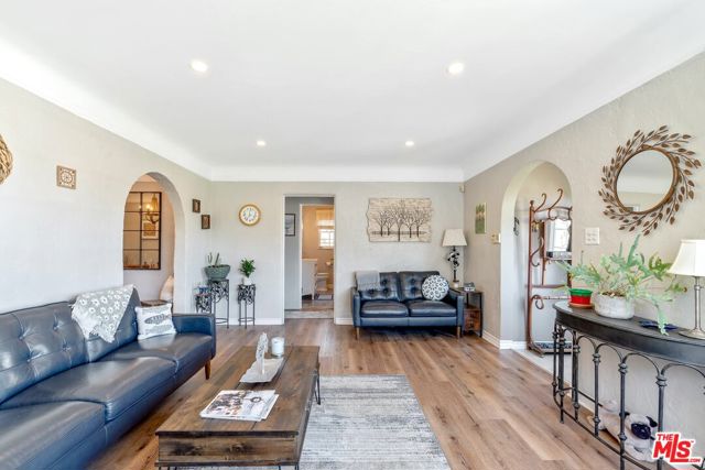 11316 Sunshine Terrace, Studio City CA: https://media.crmls.org/mediaz/b963996b-9eea-4e20-827e-88f346c54eaf.jpg
