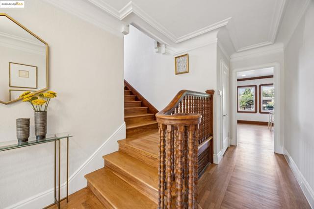 700 Longridge Rd, Oakland CA: https://media.crmls.org/mediaz/b9673f6e-e75d-4e2a-9107-da42e17ead70.jpg