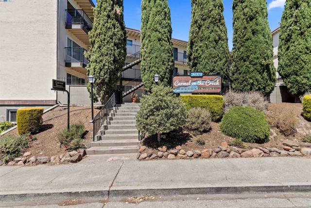 1743 Carmel Dr, Walnut Creek CA: https://media.crmls.org/mediaz/b967b50a-88bb-422d-abba-1e82e1362a00.jpg