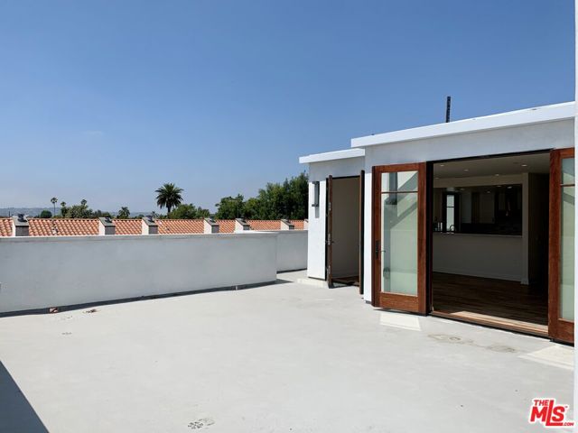859 S LUCERNE Boulevard, Los Angeles CA: https://media.crmls.org/mediaz/b9686bcc-95cb-4072-a41c-f30b085ad072.jpg