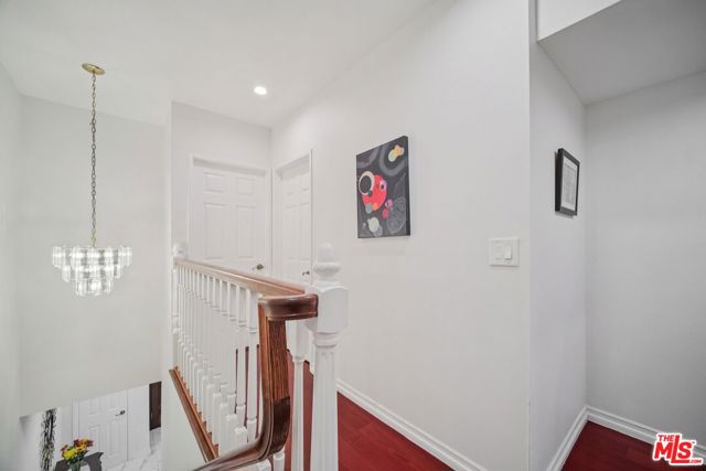 9520 Via Tivoli, Burbank CA: https://media.crmls.org/mediaz/b968b8cc-2bb8-43df-8a7e-6775b5a6fffb.jpg