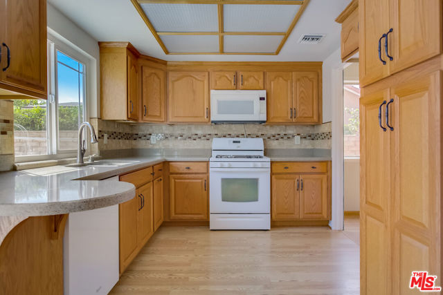 14610 Kinzie Street photo 4