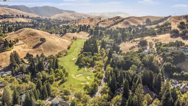 3 BLACKHAWK CLUB CT, Danville CA: https://media.crmls.org/mediaz/b9694e51-f26b-409c-a8ad-ea087e63ab5a.jpg
