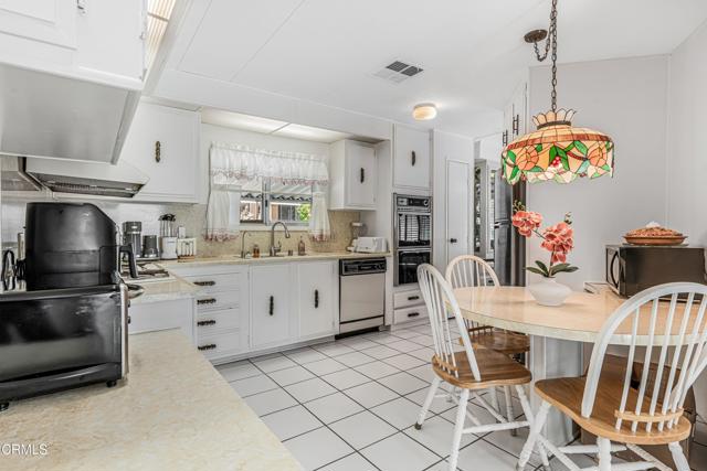Detail Gallery Image 11 of 28 For 8 204 Calle Fronte #204,  Camarillo,  CA 93012 - 2 Beds | 2 Baths