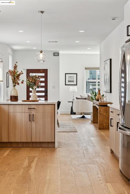 934 Apgar St, Oakland CA: https://media.crmls.org/mediaz/b969a79f-f3d8-4ced-8d92-aa44715c5f05.jpg
