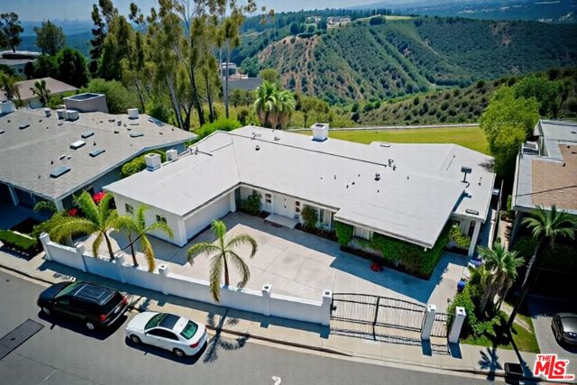 1641 Tower Grove Drive, Beverly Hills CA: https://media.crmls.org/mediaz/b969ac85-5329-476b-bd8c-9762166b359a.jpg