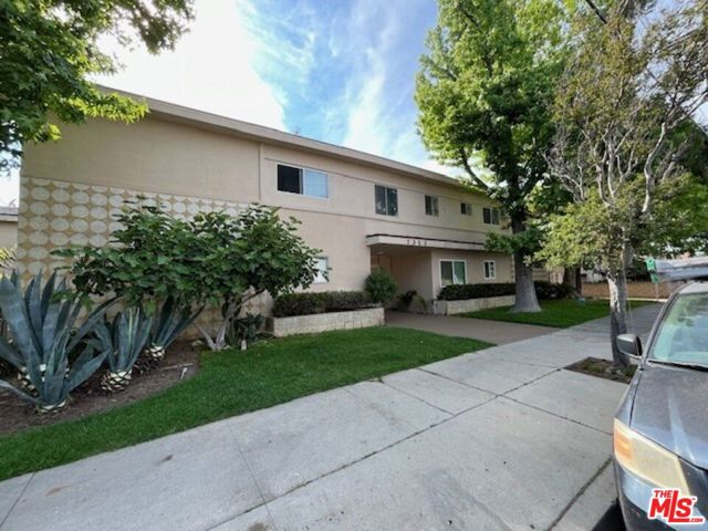 7353 Corbin Avenue photo 8