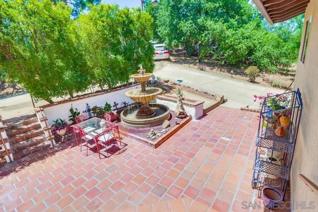 255 Highline Trl, El Cajon CA: https://media.crmls.org/mediaz/b96a1b8e-8dc1-42a1-83f9-ecb6dc87064d.jpg