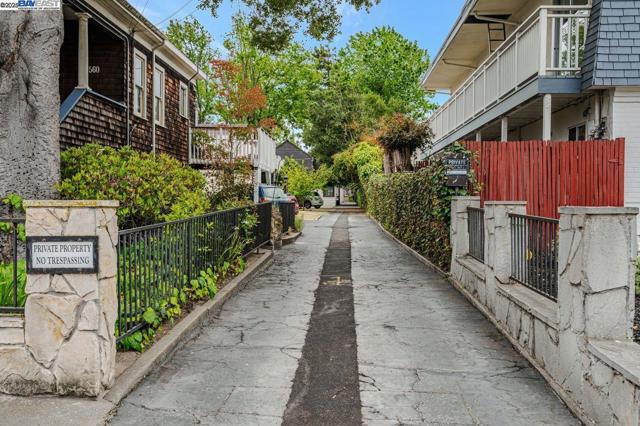 1560 Lincoln Ave #B, Alameda CA: https://media.crmls.org/mediaz/b96a2fb3-8aa2-40ee-a6fa-211dc583398e.jpg