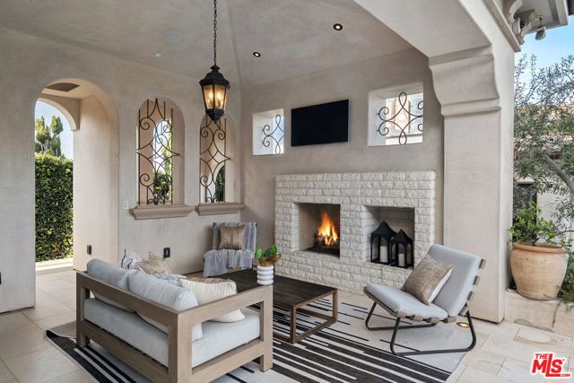 6882 Arizona Avenue, Los Angeles CA: https://media.crmls.org/mediaz/b96bd43a-9062-48a0-b22f-92db71b7703f.jpg