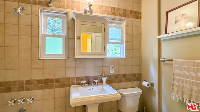752 Country Club Drive, Burbank CA: https://media.crmls.org/mediaz/b96d2e4c-1c4a-4bd0-be0f-2ebcb20cb829.jpg
