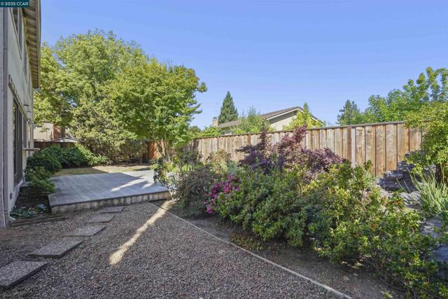 220 Daylight Pl, Danville CA: https://media.crmls.org/mediaz/b96dc66e-363a-44a5-82e0-023be145cd2e.jpg