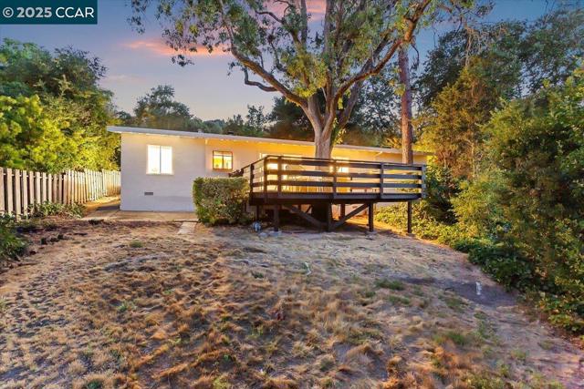 32 California Ave, Orinda CA: https://media.crmls.org/mediaz/b96dd3cb-e541-45ee-8639-63b9f8691486.jpg