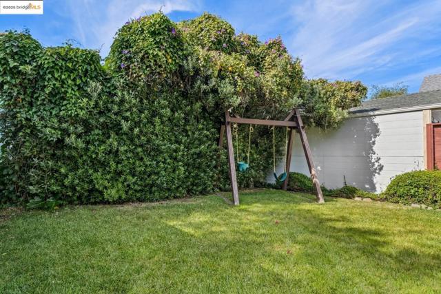 5490 Kales AVE, Oakland CA: https://media.crmls.org/mediaz/b96e3fe7-0a6f-4ff6-b4c8-b5c312933b8c.jpg