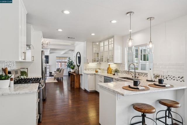 1519 Sunny Ct, Walnut Creek CA: https://media.crmls.org/mediaz/b96e64c0-ef94-495a-bac4-3b74e22cd17b.jpg