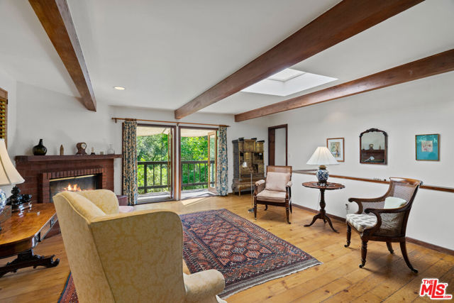 21550 Summit Trail, Topanga CA: https://media.crmls.org/mediaz/b96e8c20-aee2-4d6a-af04-ff4f96965273.jpg