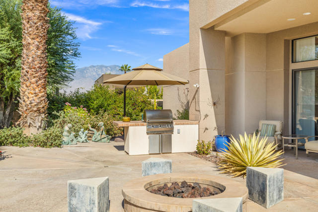 12 Boulder Lane, Rancho Mirage CA: https://media.crmls.org/mediaz/b96ea52c-89dd-4b51-ae88-a7553d4c8204.jpg