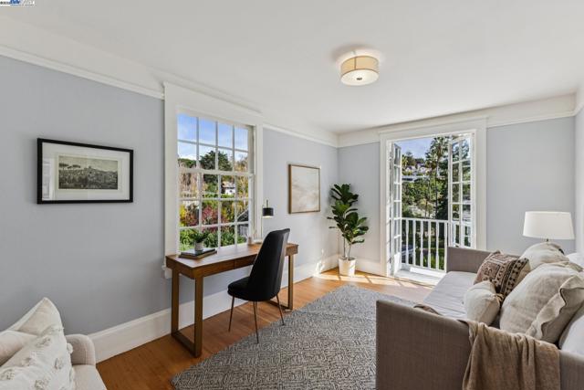 5811 Romany, Oakland CA: https://media.crmls.org/mediaz/b96ef4bc-941a-4ec9-b1fb-55c001ff4285.jpg