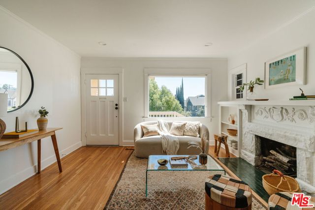 5421 Stratford Road, Los Angeles CA: https://media.crmls.org/mediaz/b96f1aa0-f25b-42f8-8c3f-b510cf4504ce.jpg