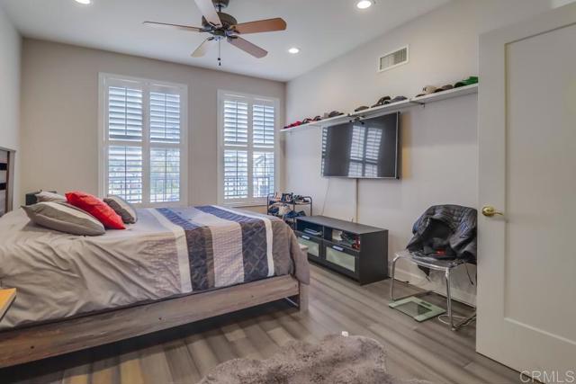 898 Padera Ct, Chula Vista CA: https://media.crmls.org/mediaz/b96f6037-c0d5-474f-905c-eb24aa7ec972.jpg