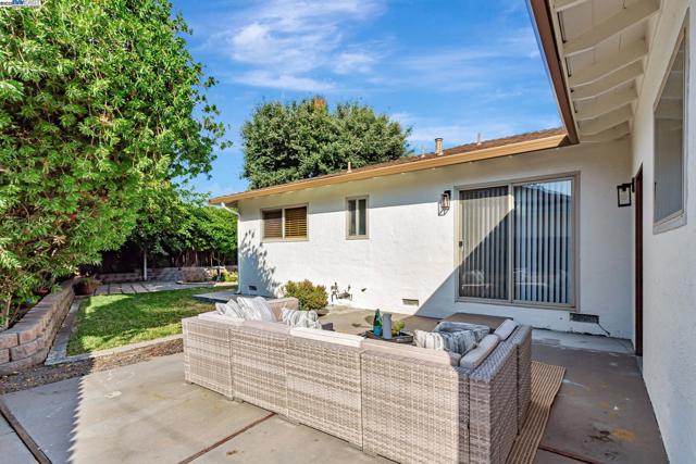 6976 Allegheny Dr, Dublin CA: https://media.crmls.org/mediaz/b9703b78-bf70-4865-a876-6c2cca91469e.jpg