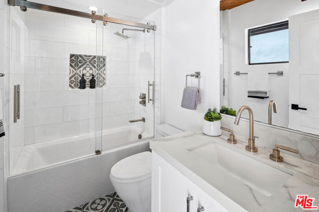 1183 La Mirada Street, Laguna Beach CA: https://media.crmls.org/mediaz/b97094d6-0ba5-4d85-a589-d8c70e358480.jpg