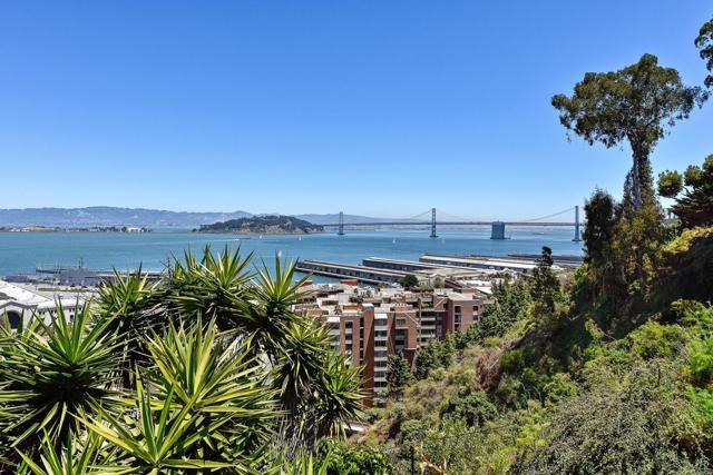 806810 Union Street, San Francisco CA: https://media.crmls.org/mediaz/b9715b4d-f441-45f0-b46e-b0f3f660d1d1.jpg