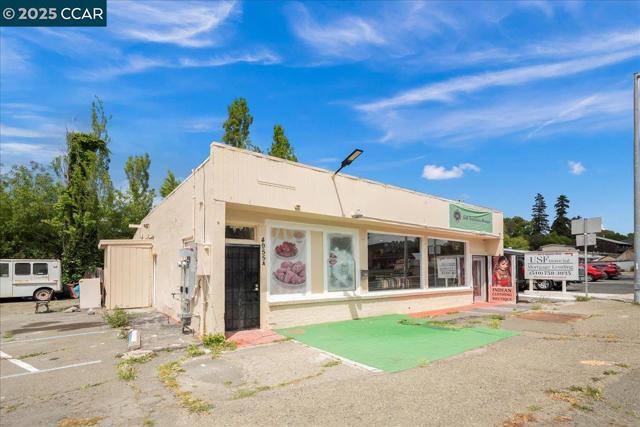 4955 Appian Way, El Sobrante CA: https://media.crmls.org/mediaz/b97307d2-5ca6-4aec-b5da-520327923b78.jpg