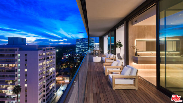 9040 W Sunset Blvd, West Hollywood CA: https://media.crmls.org/mediaz/b973629b-1ce9-46ec-91ee-77ae5caf292c.jpg