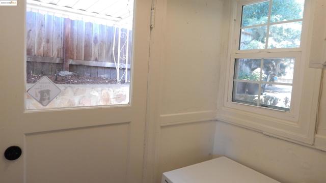108 Green St, Martinez CA: https://media.crmls.org/mediaz/b97368db-9deb-417f-91cf-757e2c843211.jpg