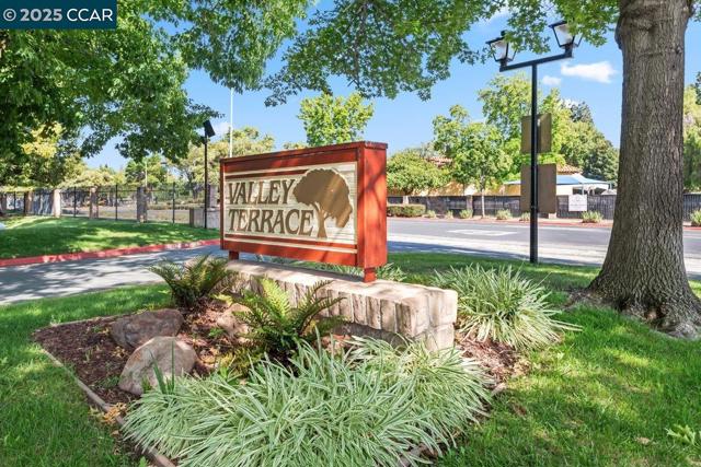 5050 Valley Crest Dr, Concord CA: https://media.crmls.org/mediaz/b97375a5-030d-4b86-93cc-f510f04a6080.jpg