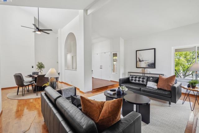 643 Contada Cir, Danville CA: https://media.crmls.org/mediaz/b973adaa-e1ba-494c-b723-d018d69d44fb.jpg