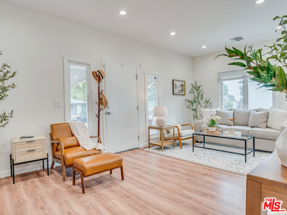 https://media.crmls.org/mediaz/b973f57c-b831-4000-8b0b-4f96f6f31f4f.jpg?preset=X-Large