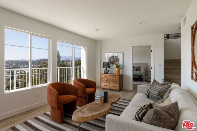 2391 Yorkshire Drive, Los Angeles CA: https://media.crmls.org/mediaz/b97454dc-a5d7-4047-a507-c787fb9f5e94.jpg