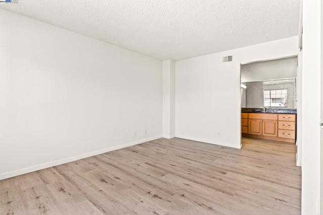 446 Bayview Cir, San Francisco CA: https://media.crmls.org/mediaz/b9748a3e-bef1-4610-a6cc-f438b28b7f4a.jpg