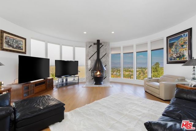 16894 Encino Hills Drive, Encino CA: https://media.crmls.org/mediaz/b974ec6e-1201-4a2c-b273-7bfcb45c3fa5.jpg