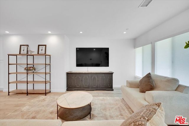 14642 Runnymede Street, Van Nuys CA: https://media.crmls.org/mediaz/b9759924-044f-45d5-89b9-4ae5021d2d53.jpg