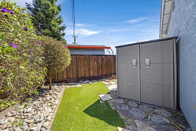 141 Peony Ct, Fremont CA: https://media.crmls.org/mediaz/b9769e2f-b12f-4eab-8c47-57a6aafc22a7.jpg