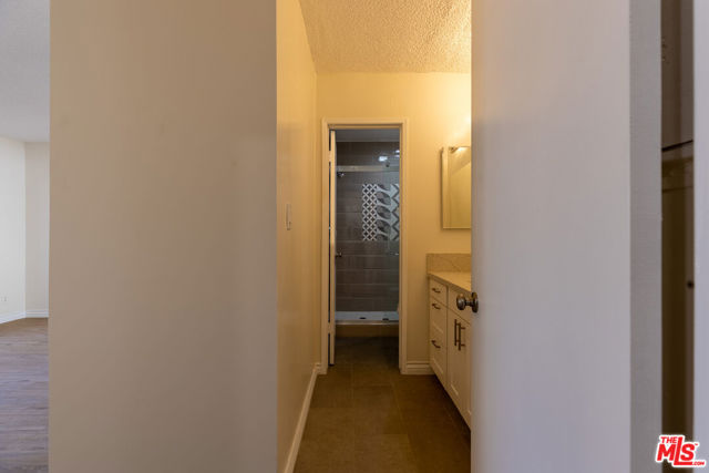1033 6TH Street, Santa Monica CA: https://media.crmls.org/mediaz/b976bf6e-63ac-42f8-83a0-5c3b62135d9e.jpg