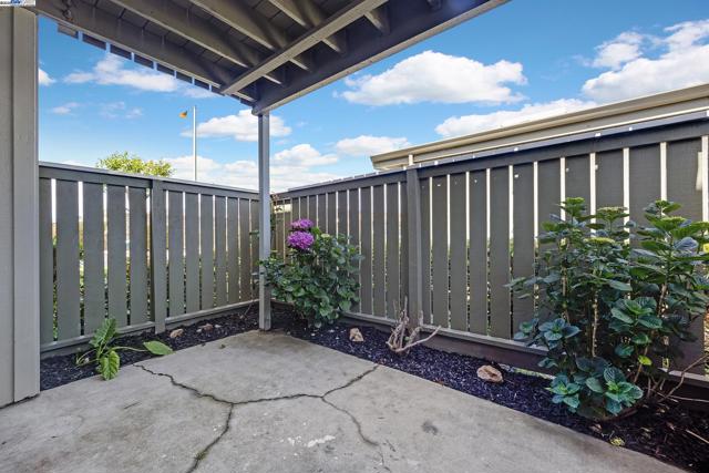 394 Caliente Dr, San Leandro CA: https://media.crmls.org/mediaz/b9770583-6622-4320-bfab-359305efcd10.jpg