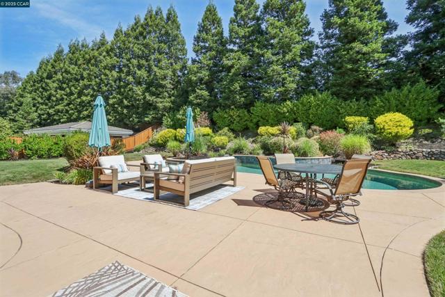 132 Victoria Pl, Danville CA: https://media.crmls.org/mediaz/b97717a2-0332-4fff-9ca3-0cdb7a807c43.jpg