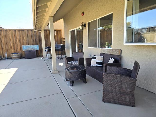 148 Greenbriar Way, Salinas CA: https://media.crmls.org/mediaz/b977c5e7-592c-4063-bfd7-40facc18e509.jpg